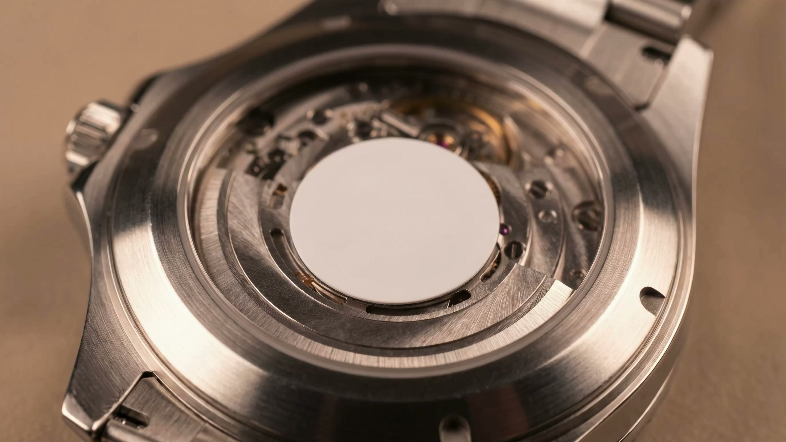 Tag NFC on-metal sur le fond acier d'une montre mécanique