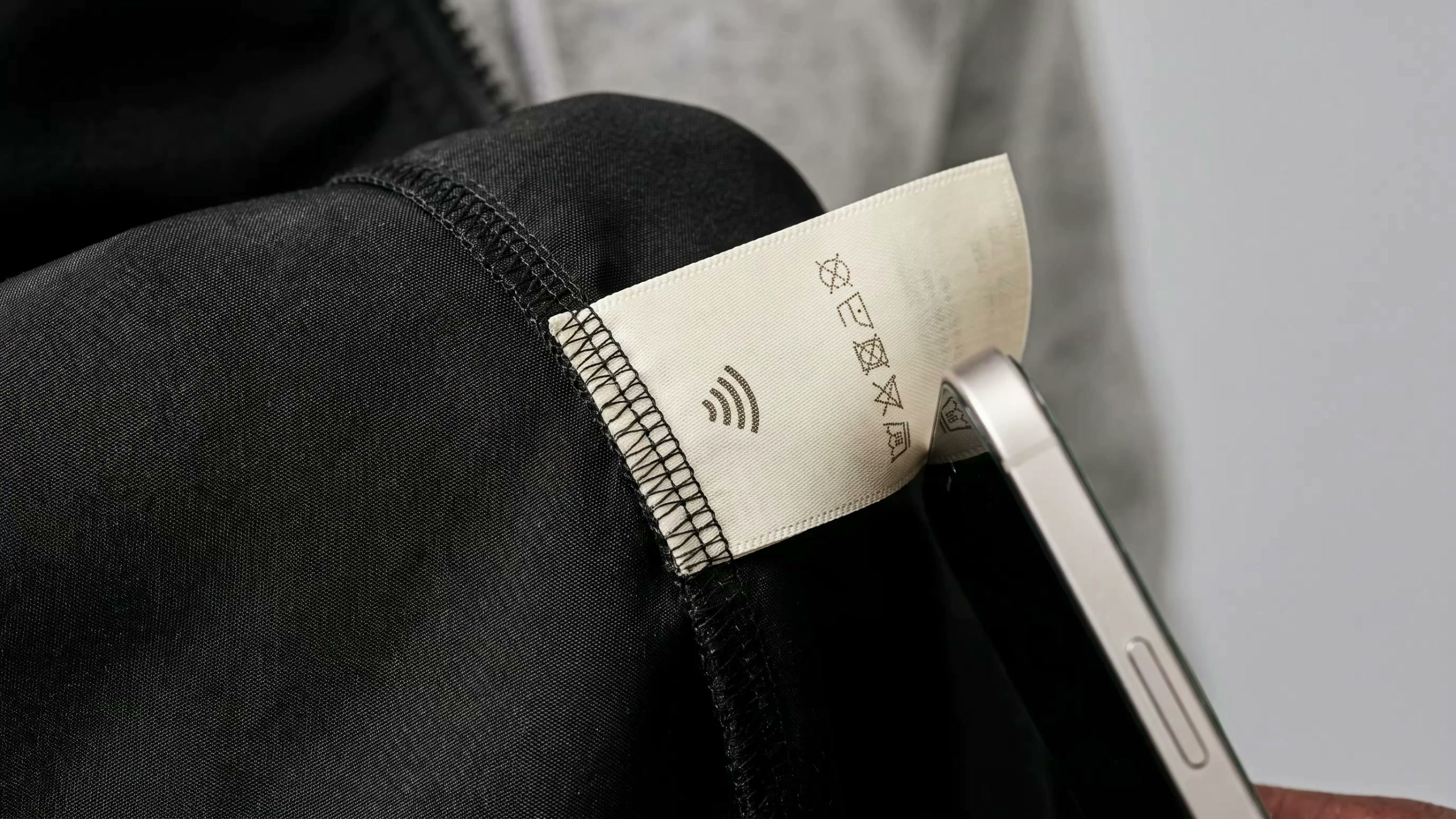 Tag NFC textile cousu dans un vêtement en maille